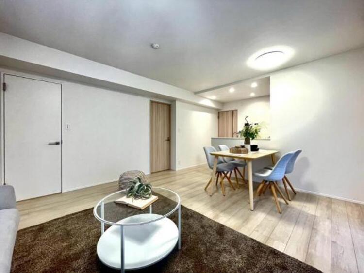 居間 ゆとりあるキッチンスペースを備えるリビングは家族が1番くつろげる癒しの空間。