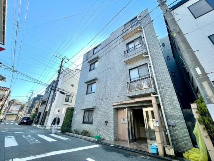 外観 天気の良い空、緑と好相性。そのスマートな佇まいについ足を止めてしまいそうになります。 