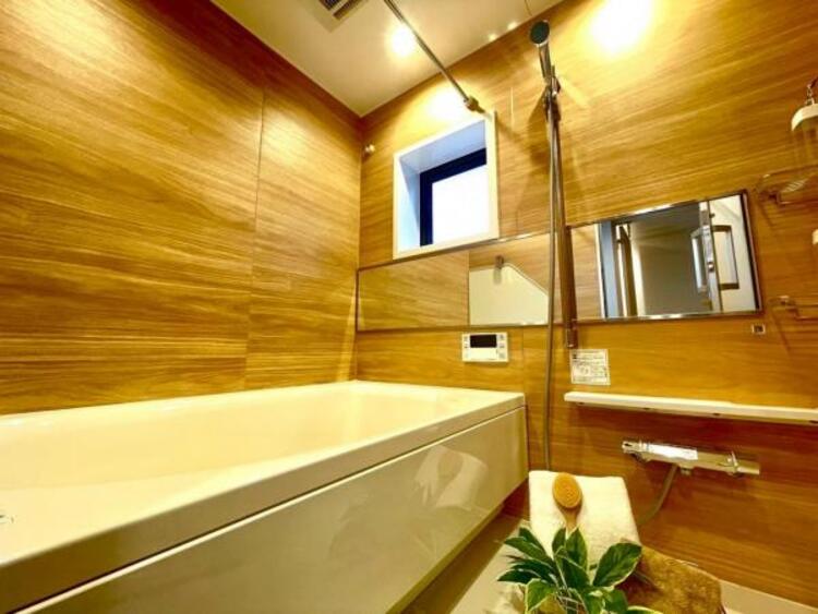 風呂 美しいツヤとなめらかな肌ざわり。水や汚れをはじき汚れにくくお掃除ラクラクの浴槽です。