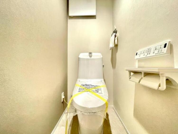 トイレ 白を基調に、飽きのこない空間は質感豊かな仕上がりとなっております。