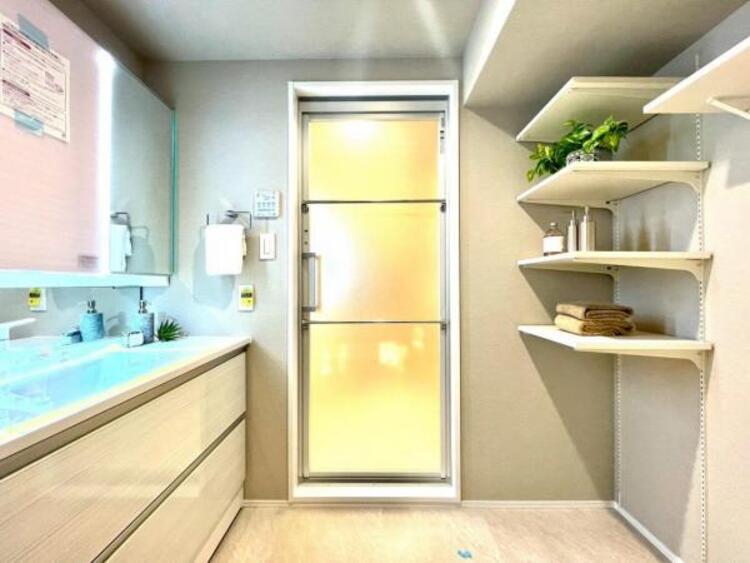 洗面 空間を効率的に利用し収納スペースを確保。一日の始まりと終わりを美しく演出します。