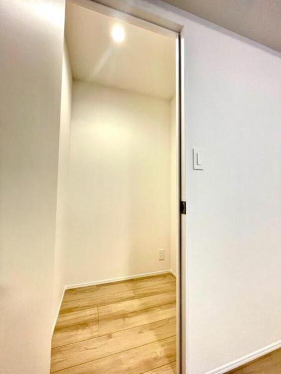 収納 リビングにある大きな収納。普段使わない季節用品やトランクなど、大きなものもラクラク収納できます。