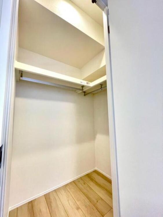 収納 普段使わない家電やスーツケース、ストック品など何でも片付く嬉しい空間です。