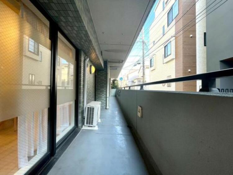 バルコニー 太陽の光に照らされるバルコニーを、爽やかな涼風が吹き抜けていきます。