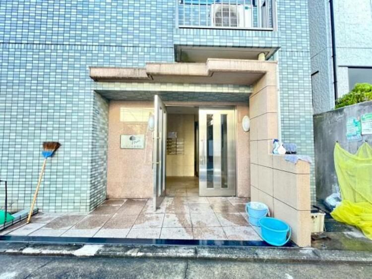 エントランス 共用部も管理人さんが綺麗にメンテナンスしてくれます