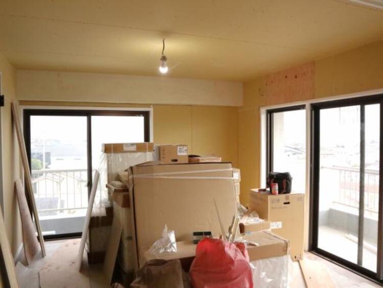 内装 洋室7.3帖　窓から注がれる光で家族とのコミュニケーションも明るくなりそうな居室です。（2025.11.27撮影）