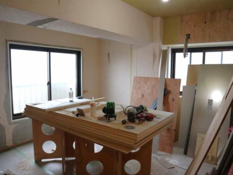 内装 洋室7.5帖　居室には収納スペースが豊富なため、シンプルですっきりとした暮らしが実現できます。（2025.11.27撮影）