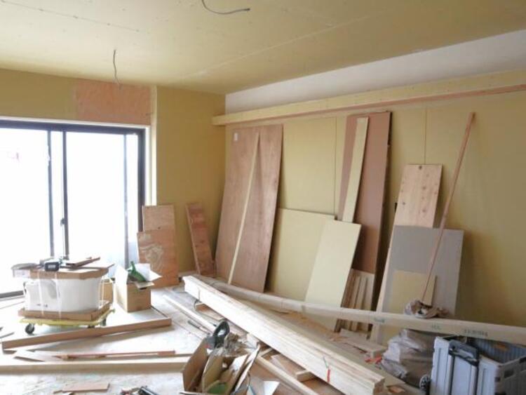 居間 LDK13帖　家族が集まるリビングゆったり空間に。明るい陽射しと風が入る窓配置が安らげる空間を演出します。（2025.11.27撮影）