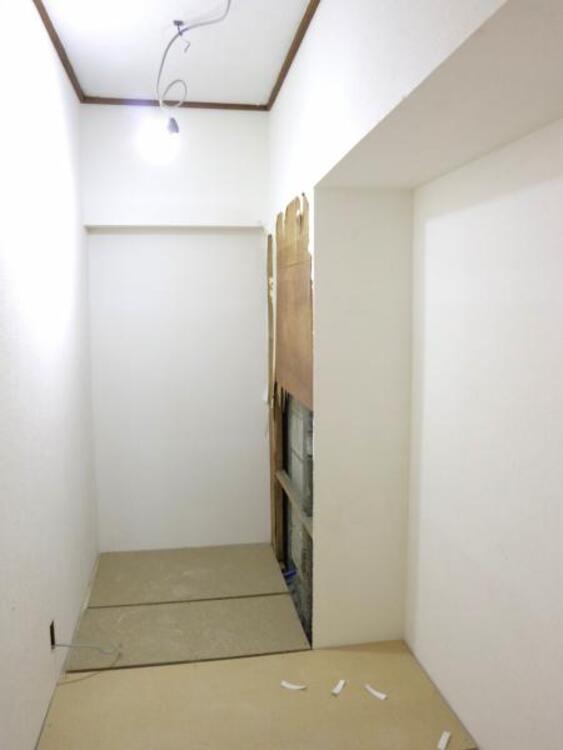 収納 ウォークインクローゼットには普段使わない季節用品やトランクなど、大きなものもラクラク収納できます。（2025.11.27撮影）