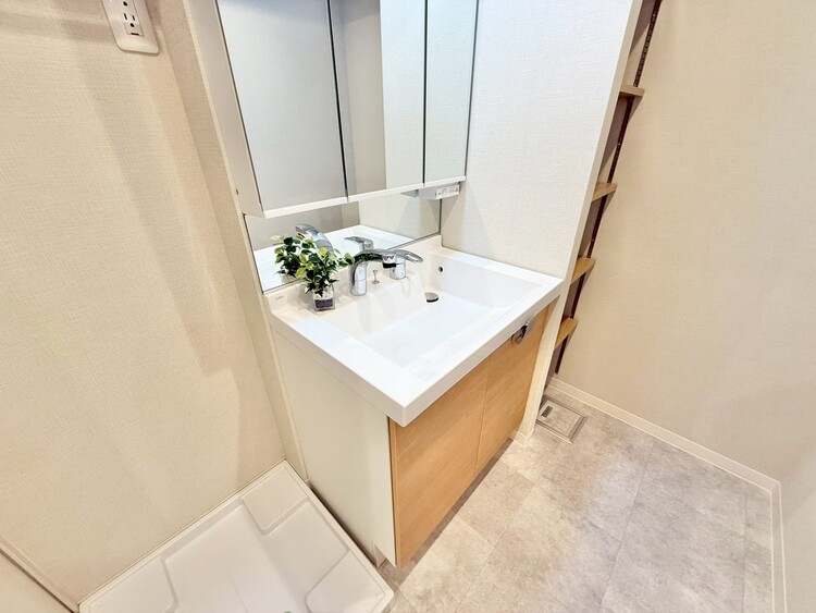 その他 清潔感を感じられる洗面化粧台。