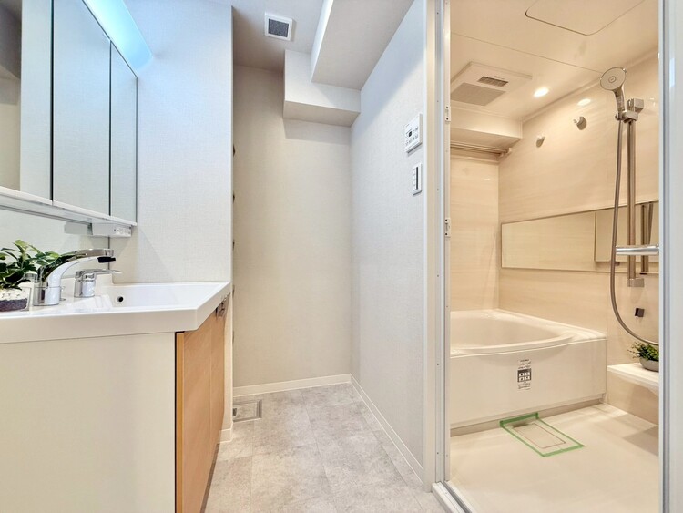 その他 十分な広さの脱衣所。