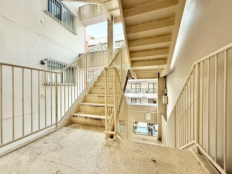その他 共用部の階段です。明るく清潔に管理されています。