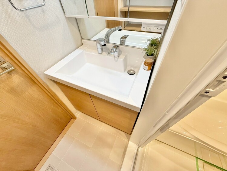 その他 清潔感を感じられる洗面化粧台。