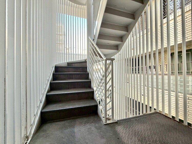 その他 共用部の階段です。明るく清潔に管理されています。