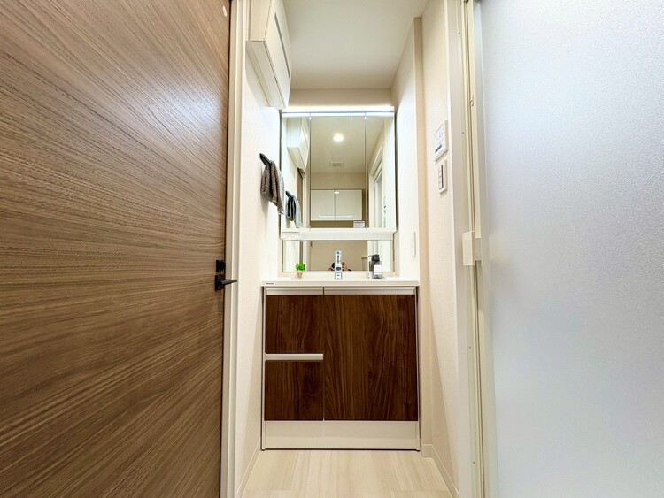 その他 清潔感を感じられる洗面化粧台。