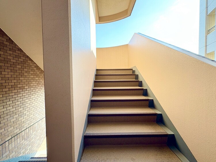 その他 共用部の階段です。明るく清潔に管理されています。