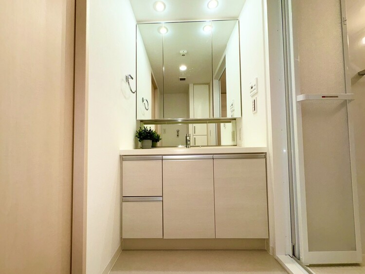 その他 清潔感を感じられる洗面化粧台。