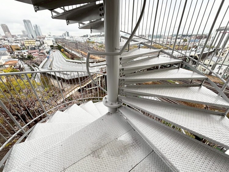 その他 共用部の階段です。明るく清潔に管理されています。