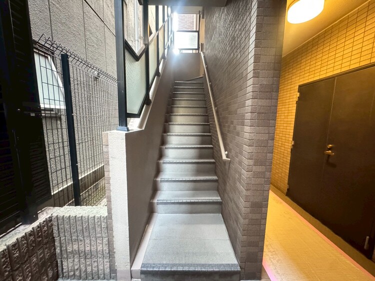 その他 共用部の階段です。明るく清潔に管理されています。