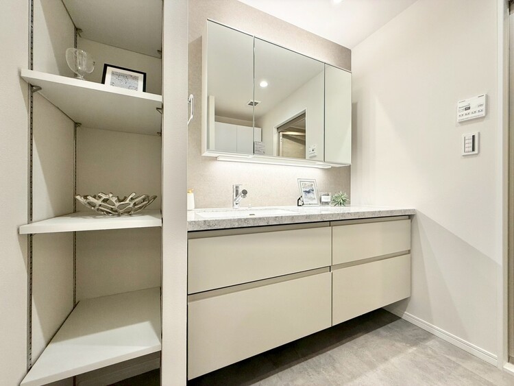 その他 清潔感を感じられる洗面化粧台。