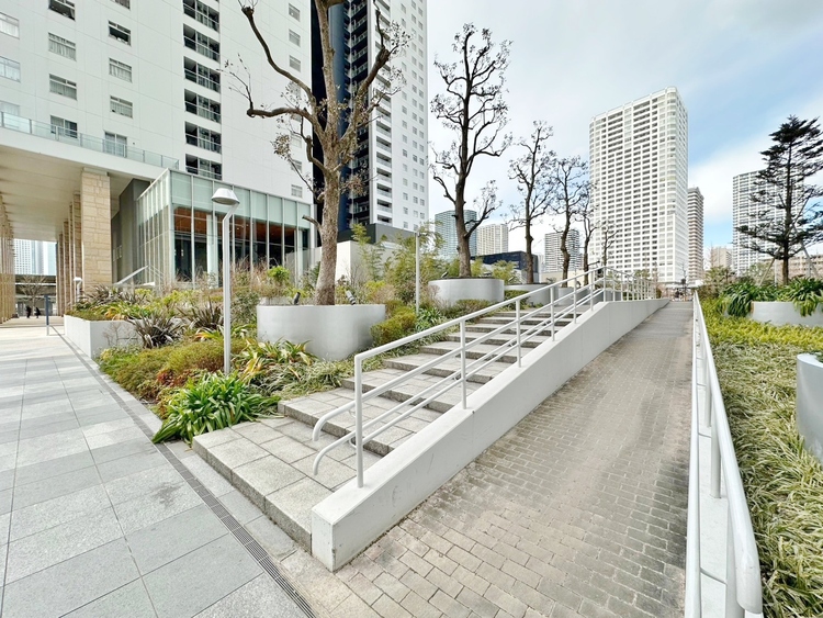 その他 共用部の階段です。明るく清潔に管理されています。