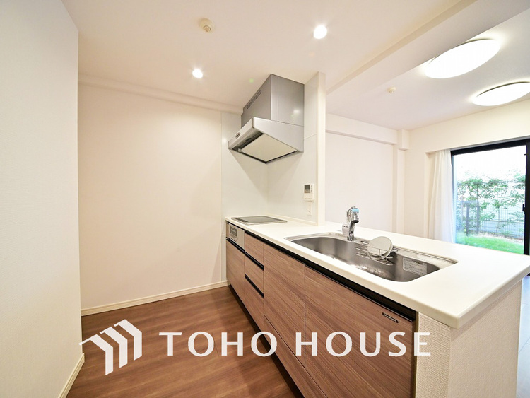 キッチン シンプルな部屋の雰囲気に溶け合うナチュラルキッチン