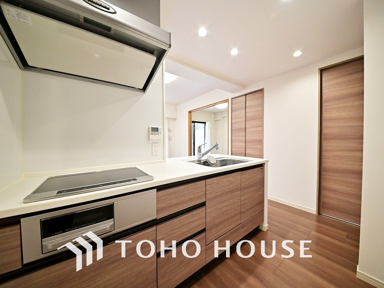 キッチン 落ち着きのあるカラーで統一された清潔感と気品が溢れるキッチン