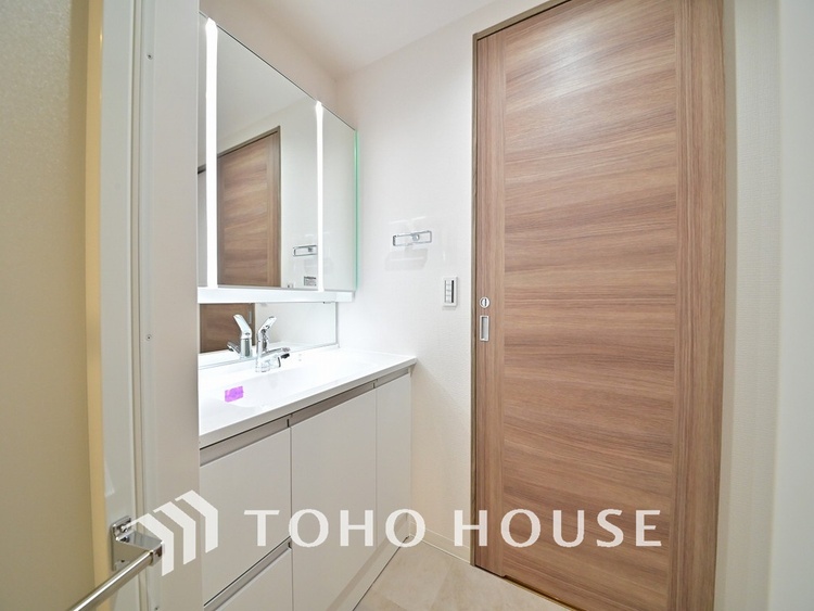 洗面 白を基調とした清潔感のある洗面室で朝の身支度を