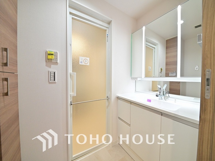 洗面 収納豊富で使い勝手の良い3面鏡仕様の洗面化粧台