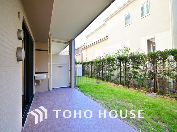 バルコニー 日当たりの良いテラスで晴れの日の洗濯物も楽しみになりますね