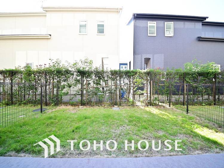 その他 陽当たりの良いお庭はガーデニングなど、ご家族の楽しめる場所の一つに