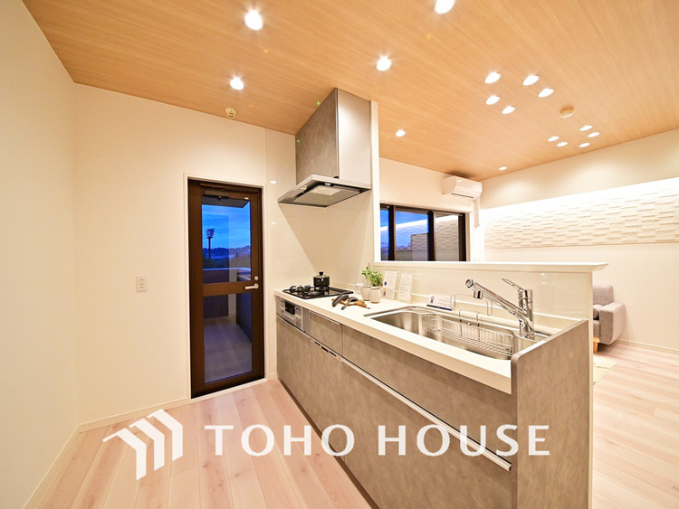 キッチン シンプルな部屋の雰囲気に溶け合うナチュラルキッチン