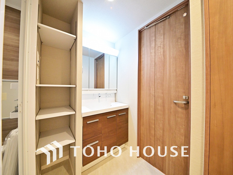 洗面 新規設置の洗面化粧台。収納豊富で使い勝手の良い3面鏡です