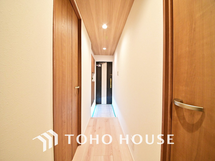 玄関 飾り過ぎないシンプルな内装の玄関