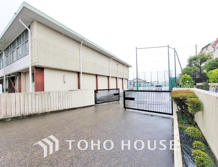 周辺 横浜市立飯島中学校　距離700ｍ