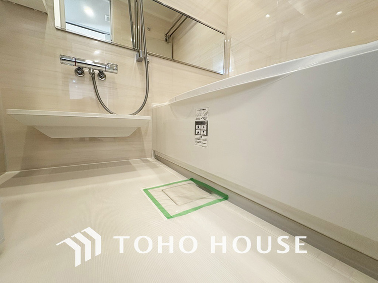 洗面 新規設置の洗面化粧台。収納豊富で使い勝手の良い3面鏡です