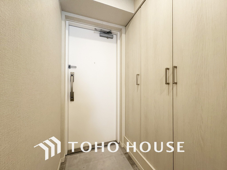 玄関 飾り過ぎないシンプルな内装の玄関