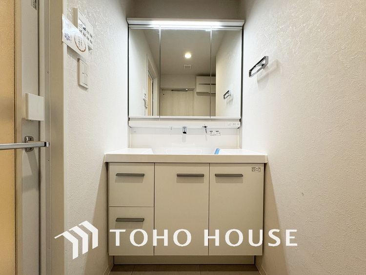 洗面 新規設置の洗面化粧台。収納豊富で使い勝手の良い3面鏡です