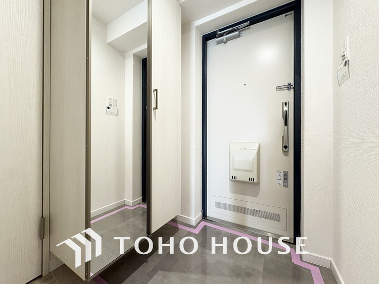 玄関 飾り過ぎないシンプルな内装の玄関