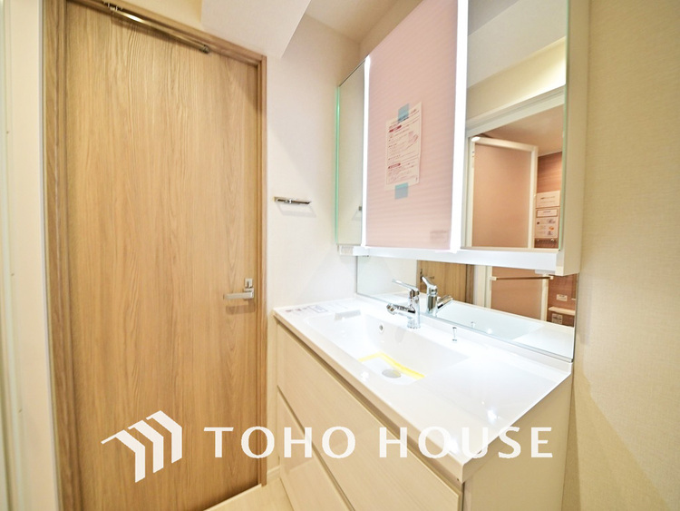 洗面 新規設置の洗面化粧台。収納豊富で使い勝手の良い3面鏡です