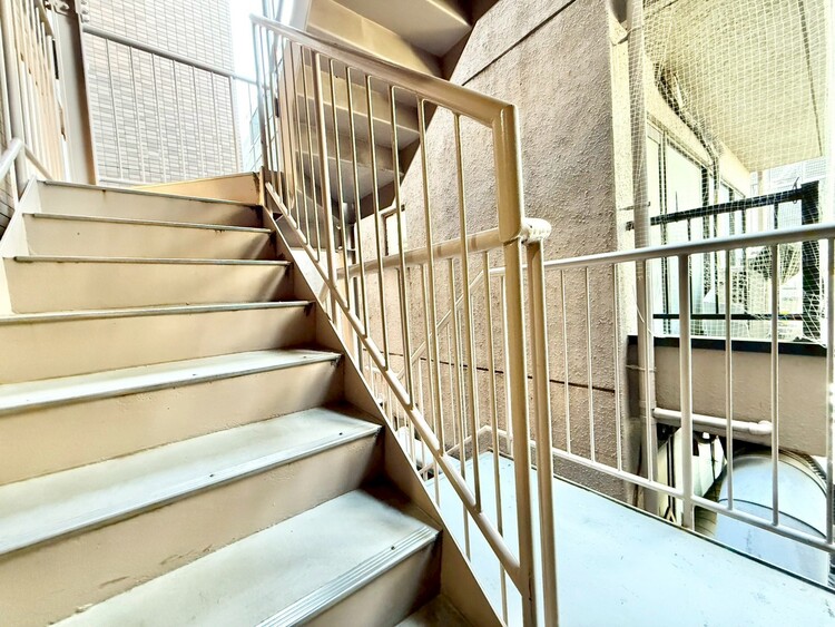 その他 共用部の階段です。明るく清潔に管理されています。