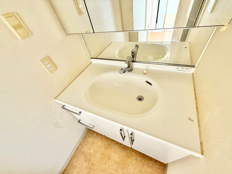 その他 清潔感を感じられる洗面化粧台。