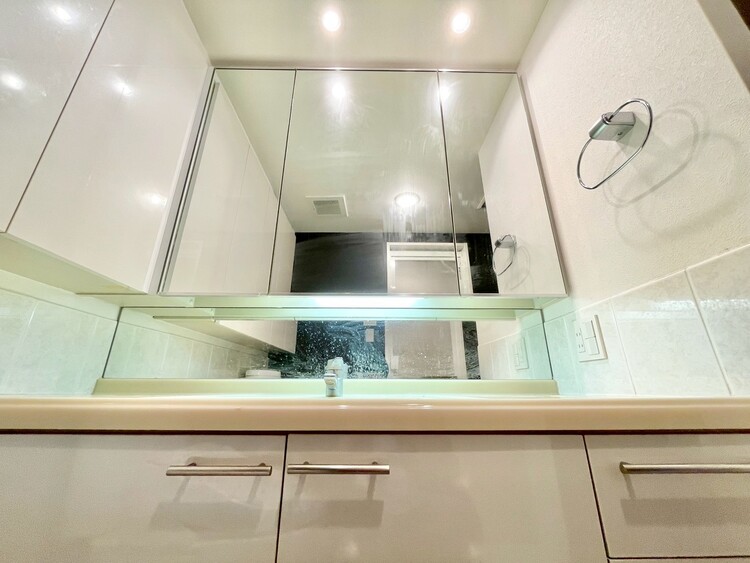 その他 清潔感を感じられる洗面化粧台。