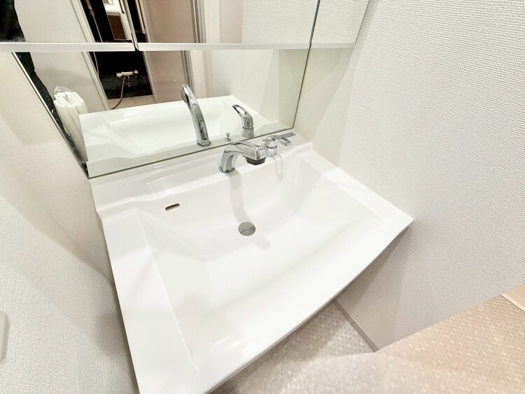 その他 清潔感を感じられる洗面化粧台。