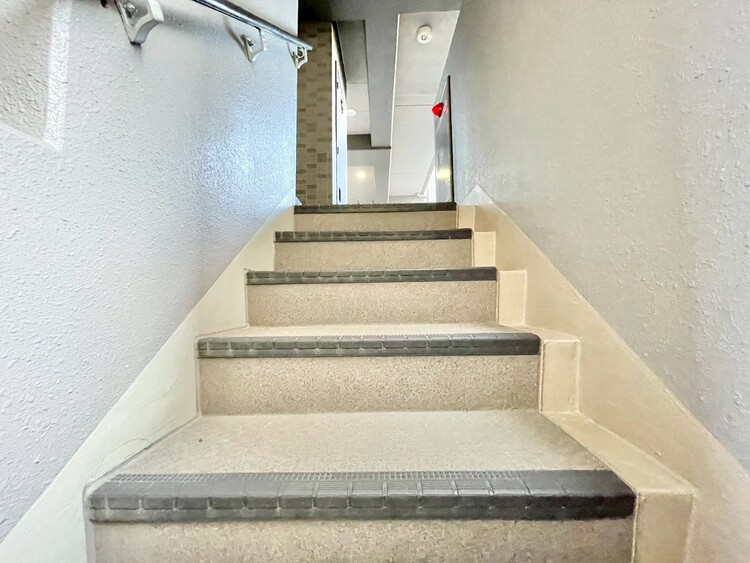 その他 共用部の階段です。明るく清潔に管理されています。