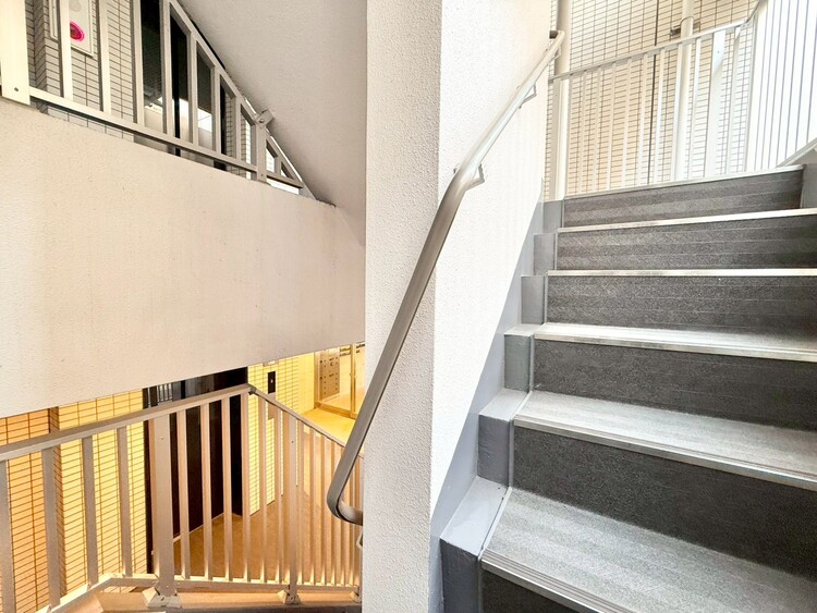 その他 共用部の階段です。明るく清潔に管理されています。