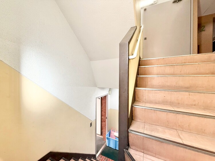 その他 共用部の階段です。明るく清潔に管理されています。