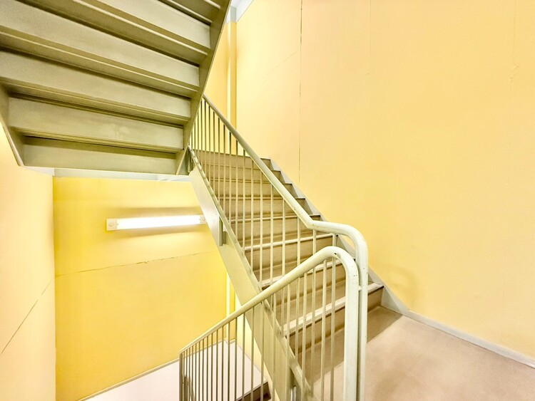 その他 共用部の階段です。明るく清潔に管理されています。