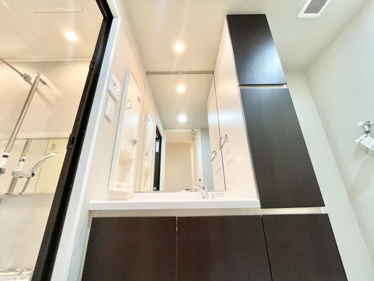 その他 清潔感を感じられる洗面化粧台。