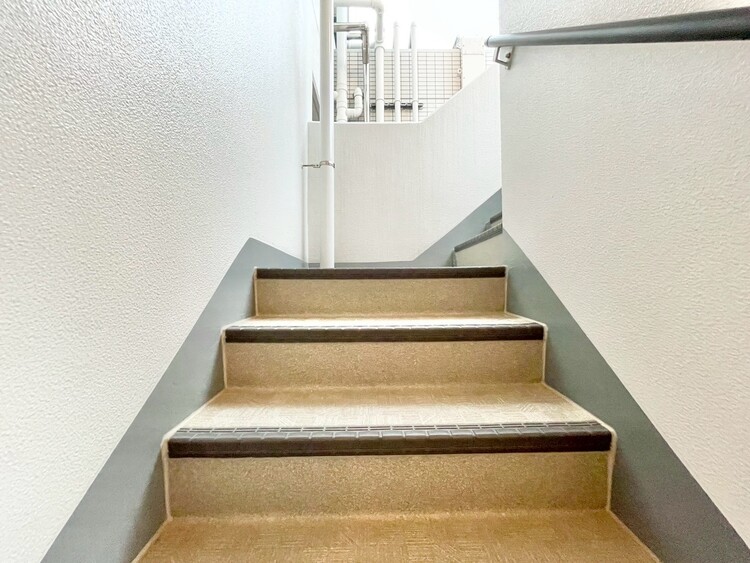 その他 共用部の階段です。明るく清潔に管理されています。